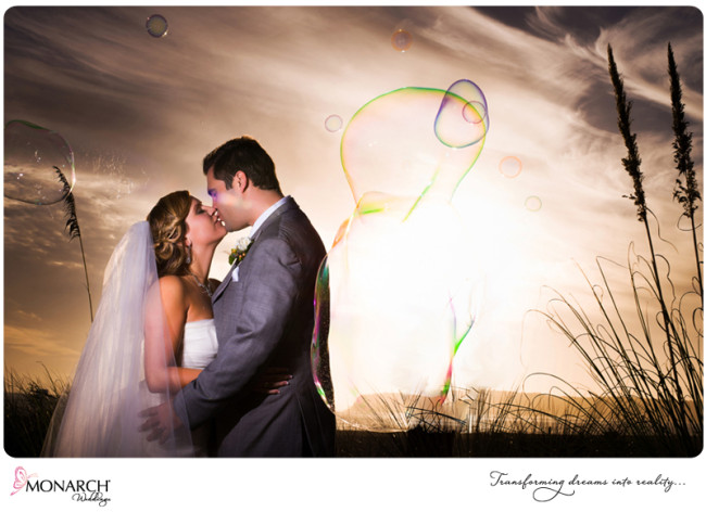 bride-and-groom-kissing-with-bubble-corondao bride-and-groom-kissing-with-bubble-corondao