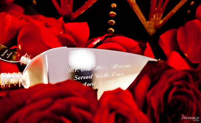Custom-cake-knife-and-server-red-roses-wedding Custom-cake-knife-and-server-red-roses-wedding